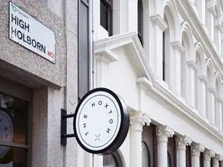 Изображение может содержать башня с часами Архитектура башни Аналоговые часы и часы