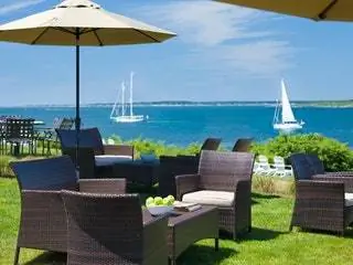 На изображении может находиться мебель стул автомобиль транспорт лодка диван патио зонтик садовый зонт и стол