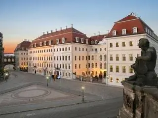 Это изображение может содержать здание в центре города городской город городская архитектура площадь городская площадь человек и мегаполис