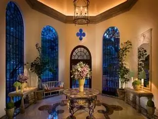 На изображении может находиться Пол Гостиная Комната В помещении Лобби Пол Мебель Растение Диван Дизайн интерьера и дерево