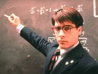 На этом изображении может находиться человек Очки Аксессуары Аксессуары Одежда Одежда Лицо и пальто