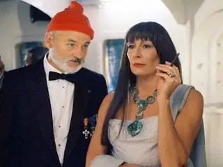 На изображении может находиться Анжелика Хьюстон Человек Галстук Аксессуары Аксессуары Костюм Пальто Одежда Пальто и одежда