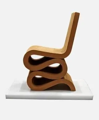 На изображении может находиться мебель из дерева и стул