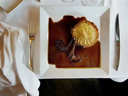 На изображении может находиться столовые приборы, вилка, еда, кондитерские изделия, сладости, лезвие, оружие, нож, оружие, растение и десерт.