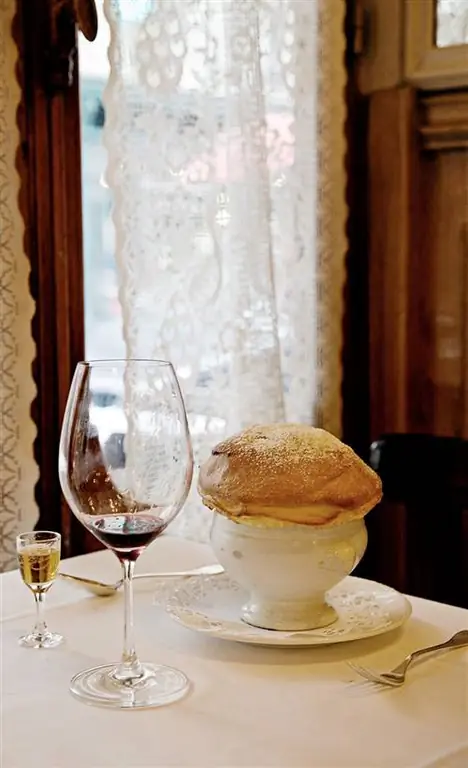 На этом изображении может находиться бургер Еда Стакан Хлеб Напиток Алкоголь и напитки