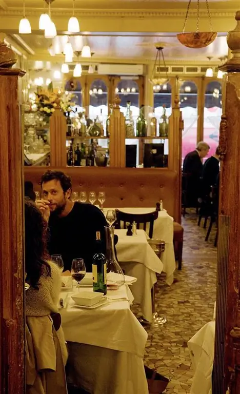 На этом изображении может находиться Иоахим Лафосс Человек Мебель Ресторан Паб Барная стойка Фуд-корт и кабинет