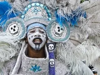 Это изображение может содержать карнавал толпы фестиваля и исполнителя.