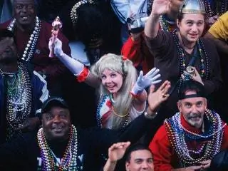 На изображении может находиться человек Фестиваль толпы человек Парад Аксессуары из бисера Аксессуар Карнавал и Марди Гра