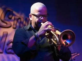 Это изображение может содержать Музыкальный инструмент Флюгельгорн Медная секция Человек Рог Корнет и труба