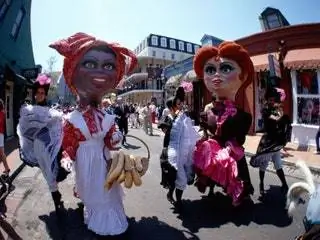 Это изображение может содержать Фестиваль Человек Толпа Человек Животное Млекопитающее Домашняя собака Собака Кукла Игрушка и карнавал