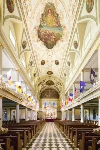 На изображении может находиться в помещении Архитектура здания Коридор Проход Церковь и алтарь