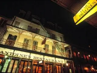 На изображении может находиться здание офисное здание городская архитектура перила и перила