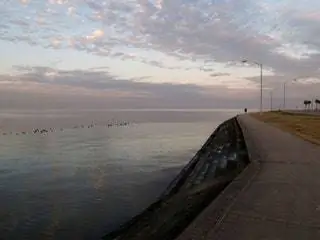 Это изображение может содержать Водный путь На открытом воздухе Набережная Человек Природа Порт Причал и пирс