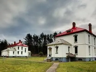 На изображении может находиться трава растение крыша дерево архитектура здание башня и газон