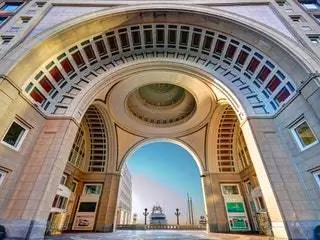 Это изображение может содержать архитектуру здания, арочную арку, пол, коридор и пол.