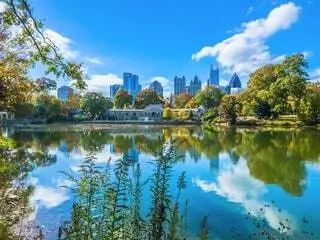 Это изображение может содержать Природа На открытом воздухе Вода Озеро и Земля