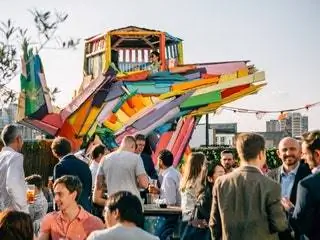 На изображении может находиться человек Тони Фуртадо Пальто Костюм Одежда Пальто Одежда Парк развлечений и тематический парк