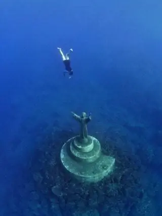 Это изображение может содержать Вода Человек На открытом воздухе Дайвер Спорт Спорт Дайвинг и природа Это изображение может содержать Вода Человек На открытом воздухе Дайвер Спорт Спорт Дайвинг и природа