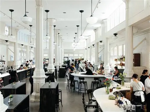 На этом изображении может находиться Ресторан Человек Кафетерий Мебель Стул и Кафе