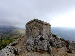 Это изображение может содержать природа на открытом воздухе здание сельская местность земля сельская местность гравийная дорога грунтовая дорога жилье и жилье