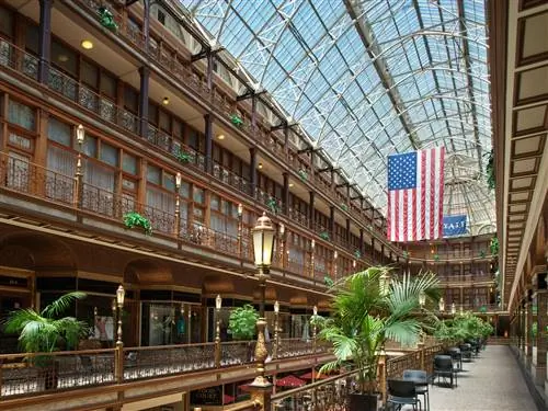 На изображении может находиться архитектура здание окно световой люк дизайн интерьера в помещении перила и перила