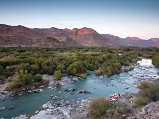 На изображении может находиться природа на улице пустыня вода гора и ручей