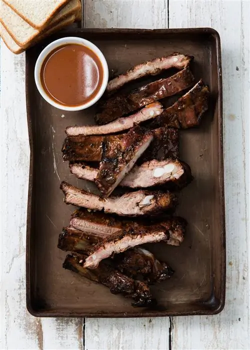 На изображении могут находиться ребрышки и еда