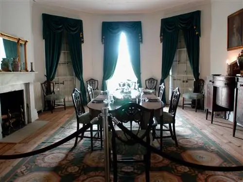 На изображении может находиться мебель стул пол комната в помещении гостиная столовая домашний декор и пол