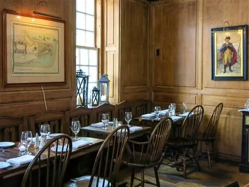 Это изображение может содержать Мебель Стул Ресторан Дерево Фуд-корт Еда Человек и Человек