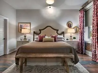 Это изображение может содержать Комната Спальня В помещении Мебель Пол Гостиная Пол Кровать Ковер и дизайн интерьера