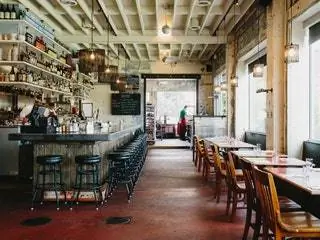 На изображении может находиться ресторан мебель стул паб человек еда еда барная стойка кафе и кафетерий