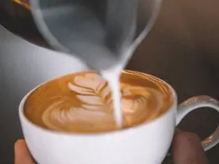 Это изображение может содержать кофейную чашку, напиток, чашку латте и напиток.