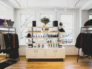 На изображении может находиться мебельный магазин дизайн интерьера в помещении дерево и бутик