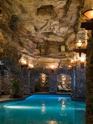 Это изображение может содержать воду в бассейне Дорожка и дорожка к бассейну