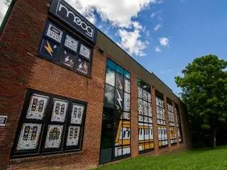 Это изображение может содержать здание Plant Grass и офисное здание.