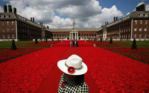 На изображении может находиться шляпа одежда одежда человек город мегаполис городской город здание архитектура и центр города