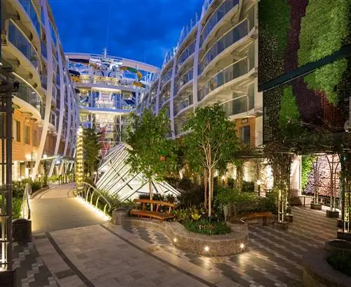 На изображении может находиться офисное здание здание City Town Metropolis Urban Downtown Architecture and Convention Center