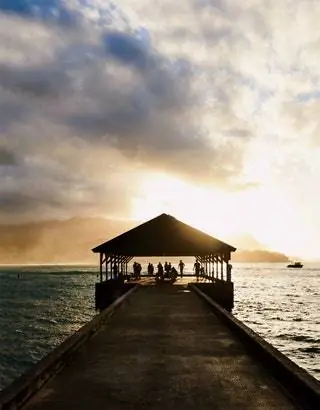 На этом изображении может находиться вода Набережная, люди, причал, порт, пирс, променад, здание и мост.