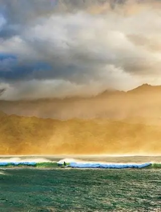 Это изображение может содержать Природа Вода На открытом воздухе Море Океан Гора Человек и человек