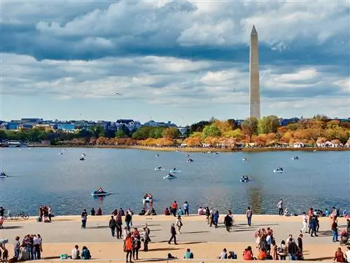 Это изображение может содержать здание и архитектуру человека.