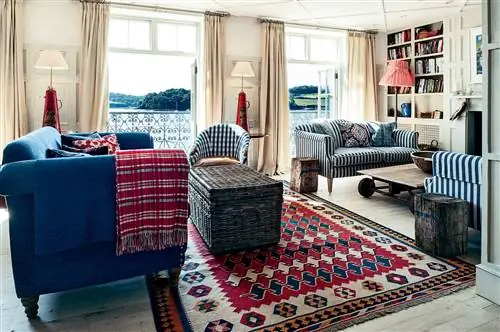 На изображении может находиться мебель ковер гостиная в помещении комната диван домашний декор стул и стол