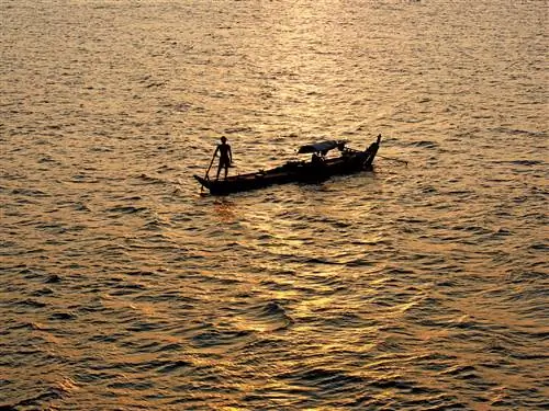 Это изображение может содержать Человека Транспортное средство Транспортное средство Судно Весельная лодка Лодка и каноэ