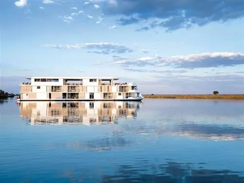 Это изображение может содержать воду, природу, на открытом воздухе, жилье, здание, лодку, транспорт, транспортное средство, виллу и дом.