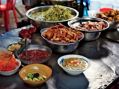 На изображении может находиться еда еда блюдо ресторан кафетерий шведский стол миска растение обед тушеное мясо мебель и стул