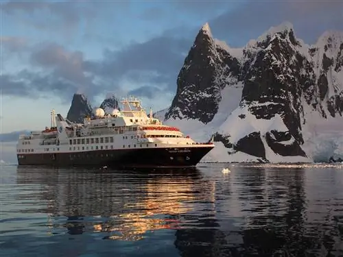 На изображении может находиться Транспорт Лодка Корабль Круизный лайнер На улице Природа Паром Лед и вода