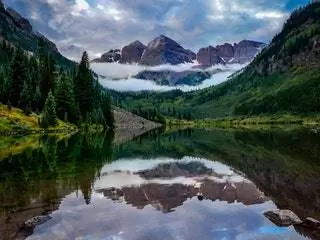 Это изображение может содержать Дерево Растение Пихта Пихта Природа На открытом воздухе Гора Горный хребет Вода и хвойное дерево