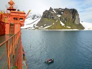 На изображении может находиться на улице природа гора лед перила снег и ледник