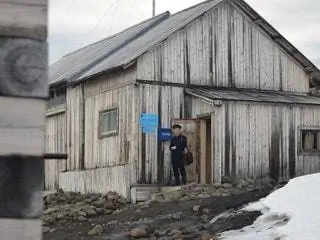 На изображении может находиться природа на улице человек здание сельская местность жилье хижина приют и лачуга