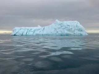 На изображении может находиться лед на улице природа гора снег ледник и айсберг