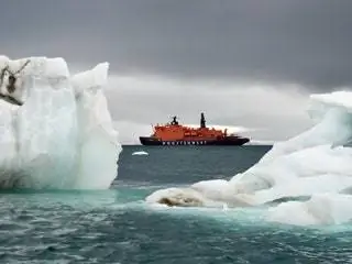 На изображении может находиться лед на улице природа гора снег айсберг ледник транспорт транспортное средство и лодка